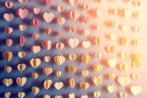 Tanti cuori su una parete