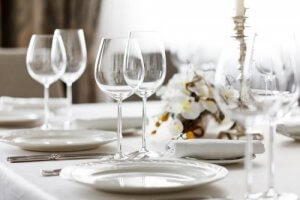 Come apparecchiare una tavola per una cena formale?