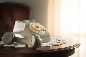 Il telefono fisso: un elemento decorativo per ogni epoca