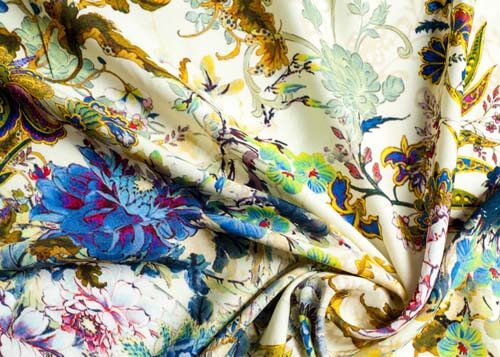 Tessuto con stampe floreali