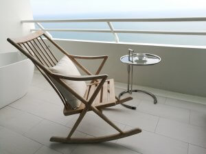 seggiola a dondolo in legno