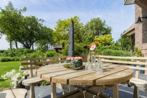 Mobili in legno dal design organico per il giardino