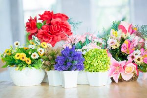 8 consigli utili per pulire i fiori artificiali