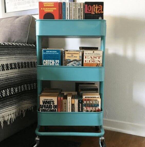 Carrello pieno di libri