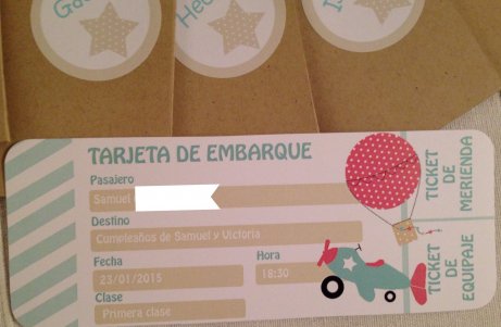 Invito di compleanno a forma di biglietto d'aereo