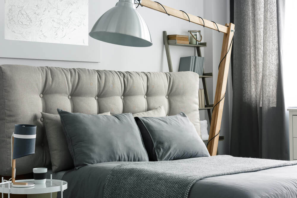 Camere da letto grigie con lampada