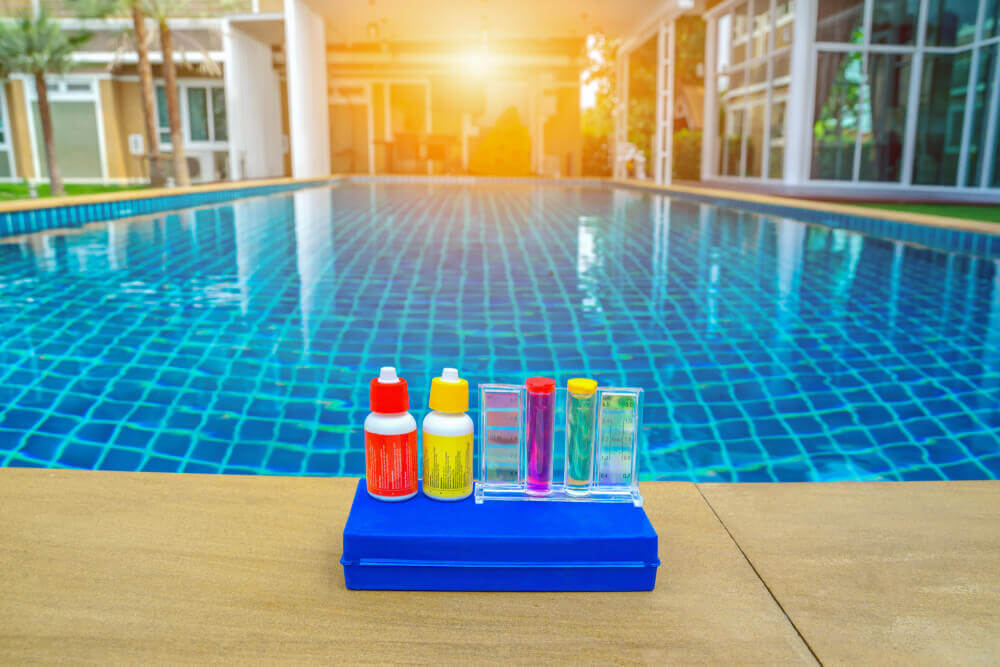kit per controllare l'acqua della piscina