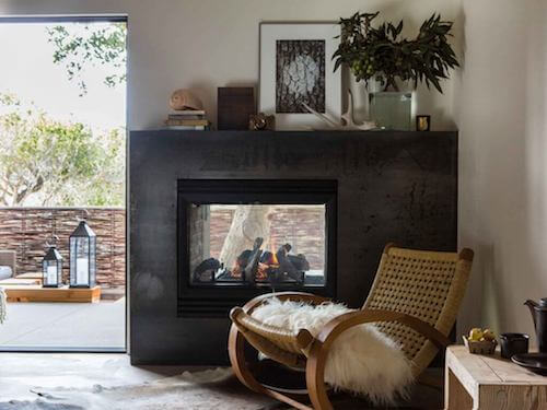 camino con sedia a dondolo interior design