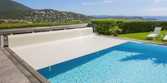 Coprire la piscina è economico