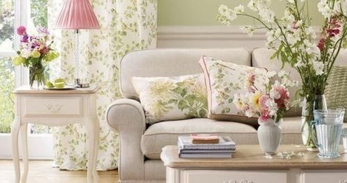 cuscini e divano decorati con lo stile di laura ashley