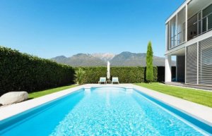 Piscina in stile mediterraneo: idee e design