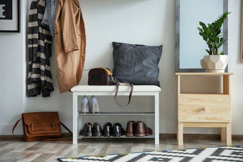 scarpiera all'ingresso delle casa