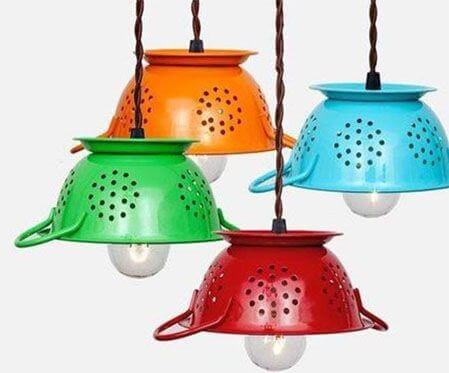 Lampade DIY con scolapasta colorati