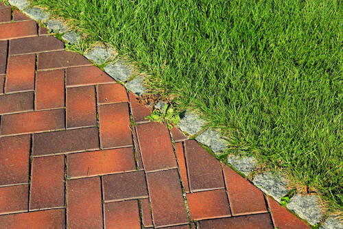 Mattoni e cemento per stradine e cordoli