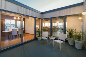 Cortile con piante e sedie