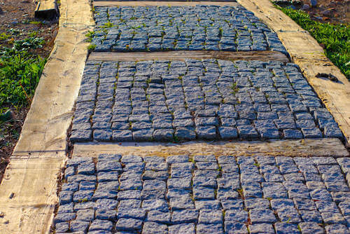 pietre e legno per stradina in giardino