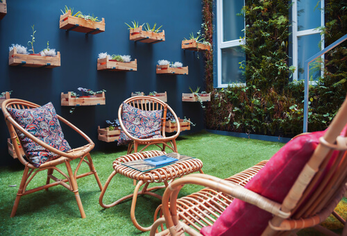 Colore cortile interno: pareti blu.