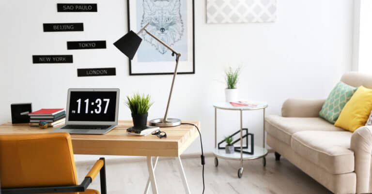 Uno studio bianco in casa