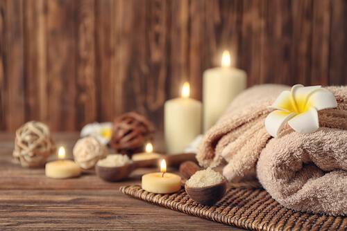 Candele e accappatoio per spa