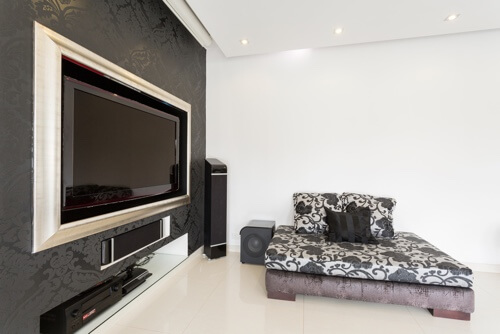 6 consigli per nascondere il televisore: usare una cornice