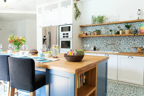 Cucina con tavolo e sedie in stile mediterraneo