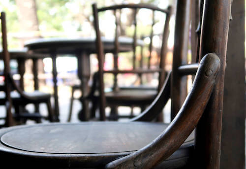 particolare sulle curve della sedia in legno