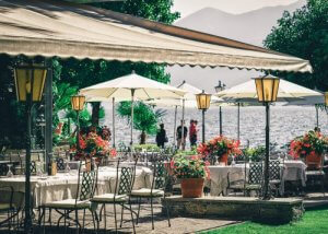 Idee per decorare la terrazza di un bar