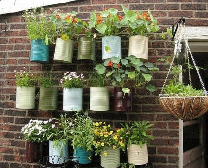 Giardini in miniatura con barattoli usati