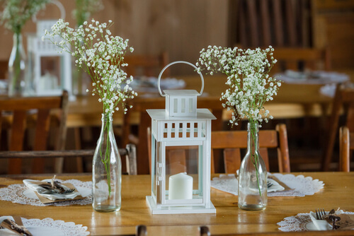 Lanterne bianche sulla tavola