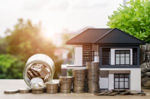 Monetine impilate per comparare i prezzi