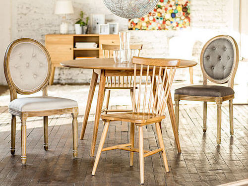 sedie intorno al tavolo