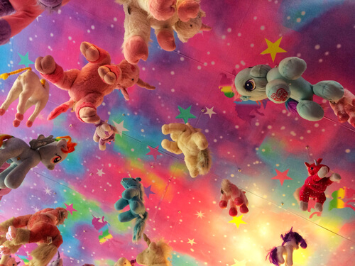 Soffitto di unicorni in un caffè a Bangkok