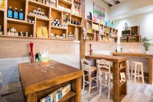 Ristorante con tavoli e sedie in legno