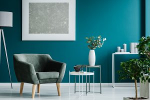 Salone arredato con i toni del verde e dell'azzurro