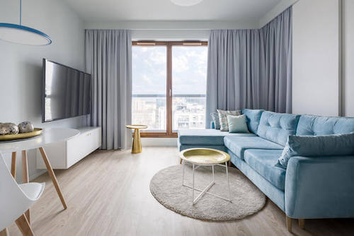 soggiorno con divano televisione e finestra