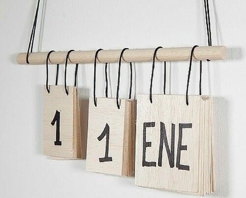 Calendario da appendere in legno