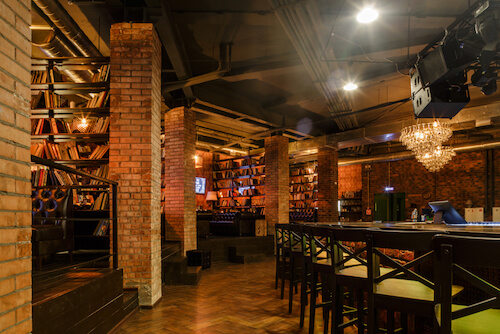 sala di un bar decorata con colori caldi
