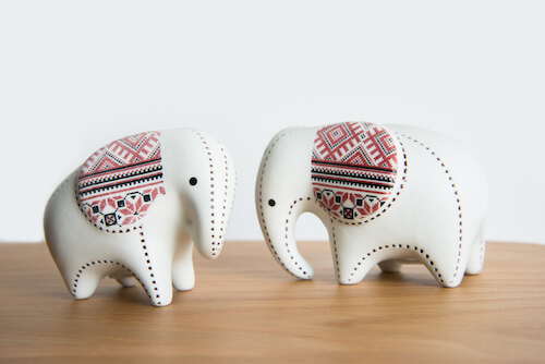 elefanti in legno decorati con colori