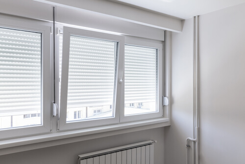 finestra e persiane bianche