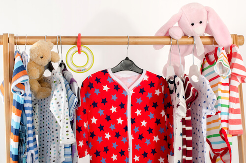 Appendiabiti con pupazzi colorati e vestiti per bambini