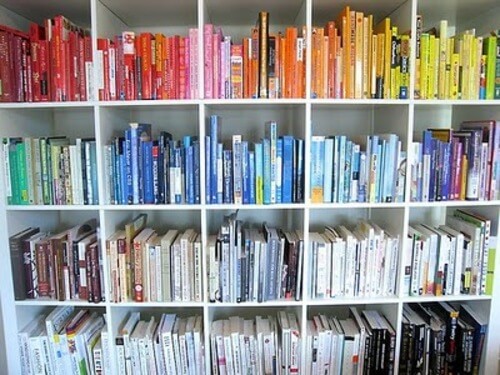 Libri arcobaleno: ordinare i libri in base ai colori