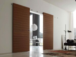 Porta scorrevole in legno massiccio per la cucina