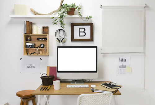 angolo studio con tavolo computer mensole