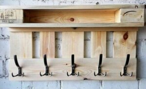 Attaccapanni con pallet tagliato a metà