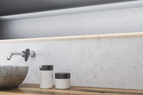 Rubinetti con installazione a parete in bagno