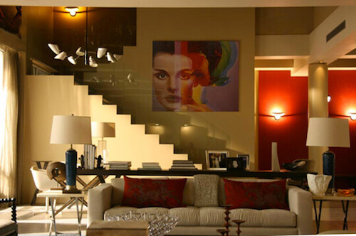 salone elegante con scala e grande quadro