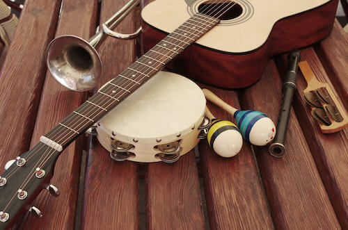 chitarra tamburello maracas tromba flauto