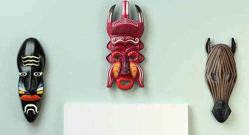 Decorazione africana con maschere