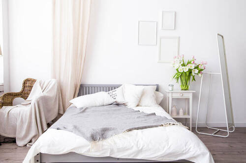 Materiali naturali per decorare una camera da letto