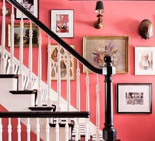 scala e quadri appesi sulla parete